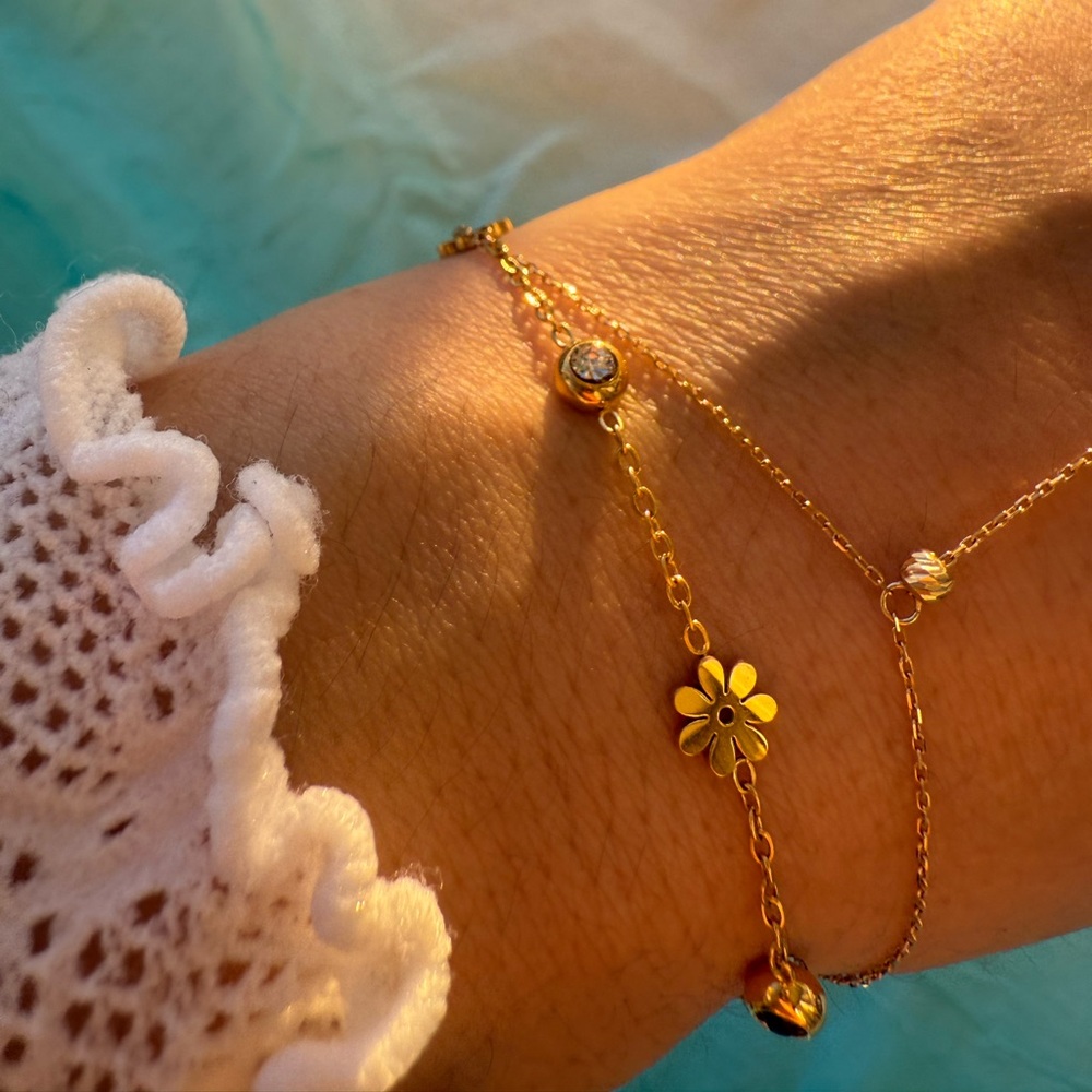 Double Sided Back and White Flower Bracelet 316L Stainless Steel 18K Gold Plated - Picture 5 of 6